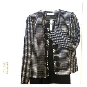 NWT beautiful suit with delicate detailed trim